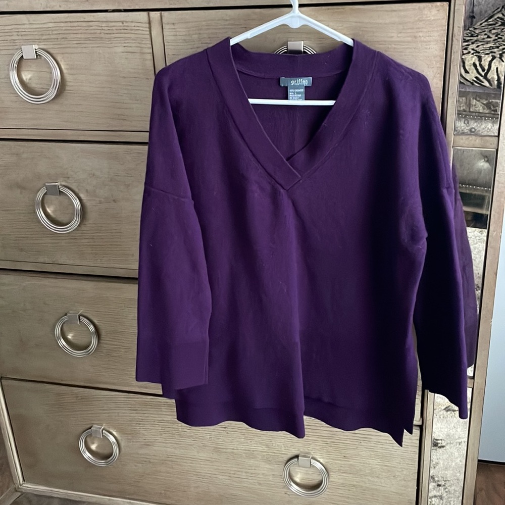 Griffin cashmere v neck sweater, size large